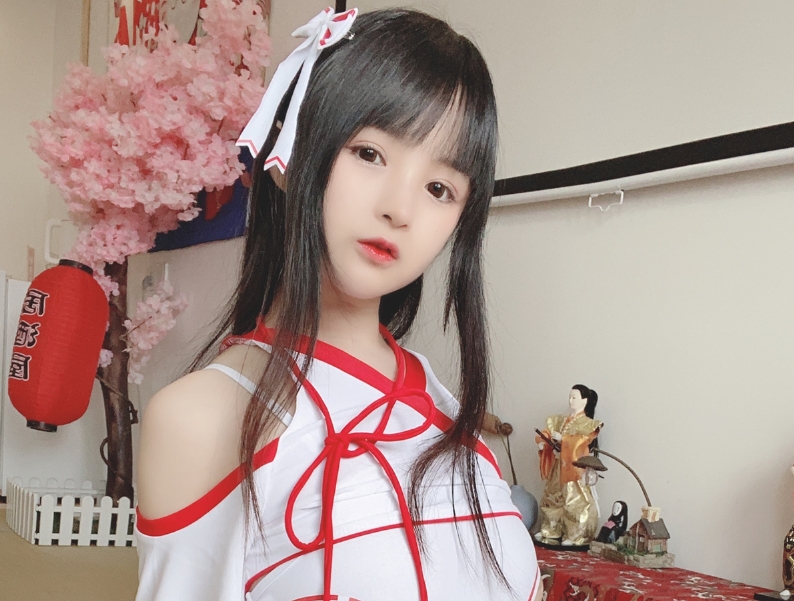 桜井宁宁的“女巫”Cosplay作品：魔法与魅力并存