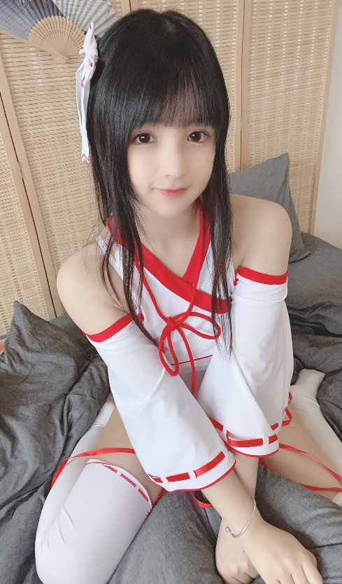 桜井宁宁的“女巫”Cosplay作品：魔法与魅力并存