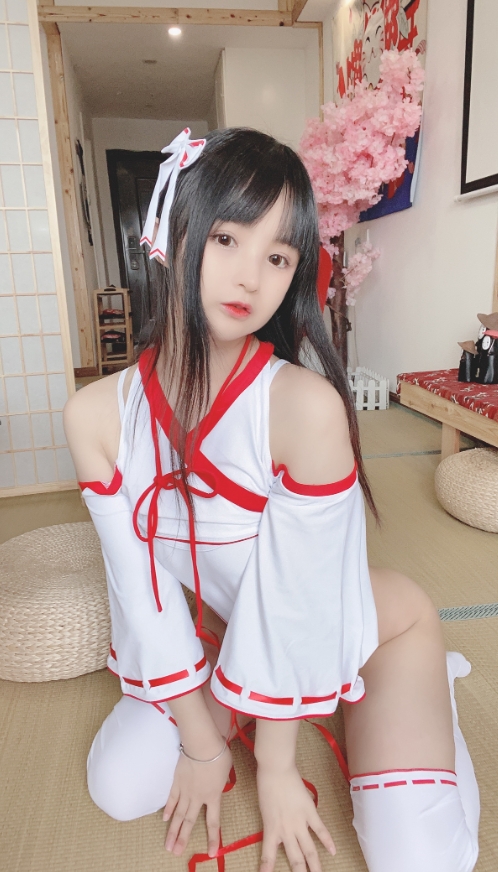 桜井宁宁的“女巫”Cosplay作品：魔法与魅力并存