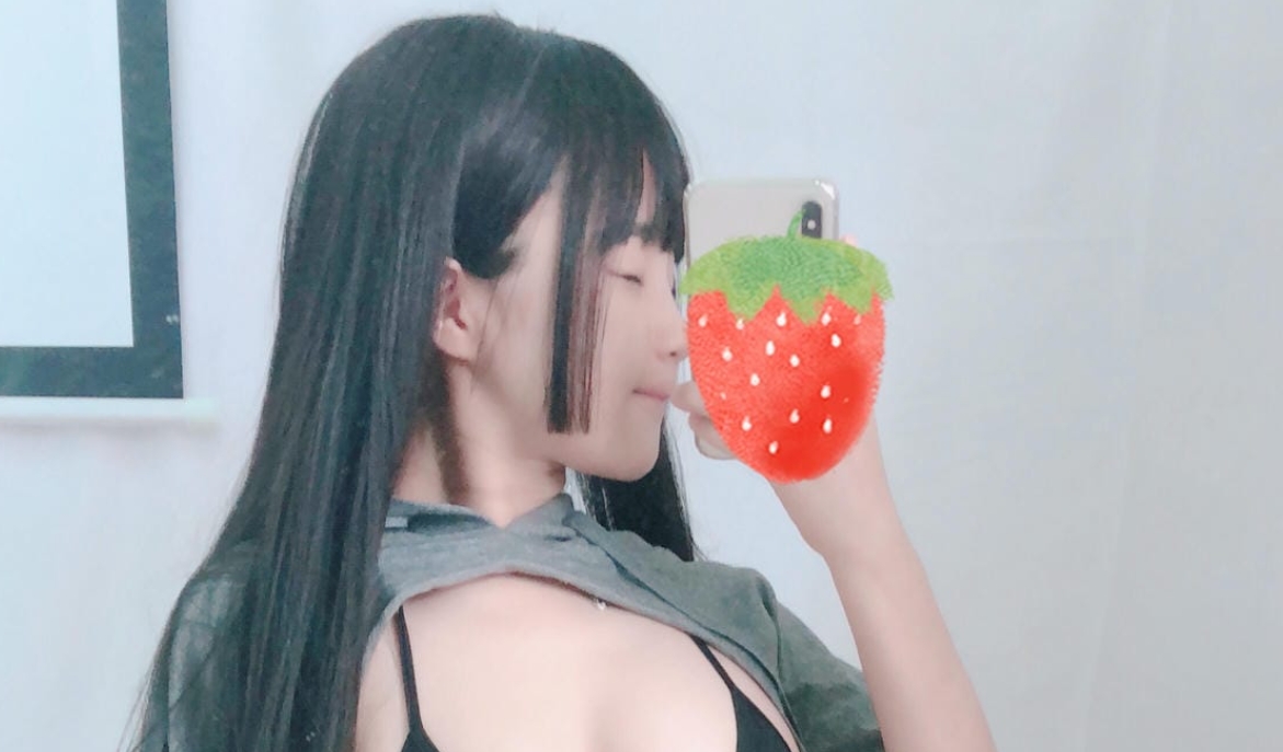 桜井宁宁的草莓少女cosplay:甜美与俏皮的完美碰撞插图3 桜井宁宁的草莓少女cosplay:甜美与俏皮的完美碰撞