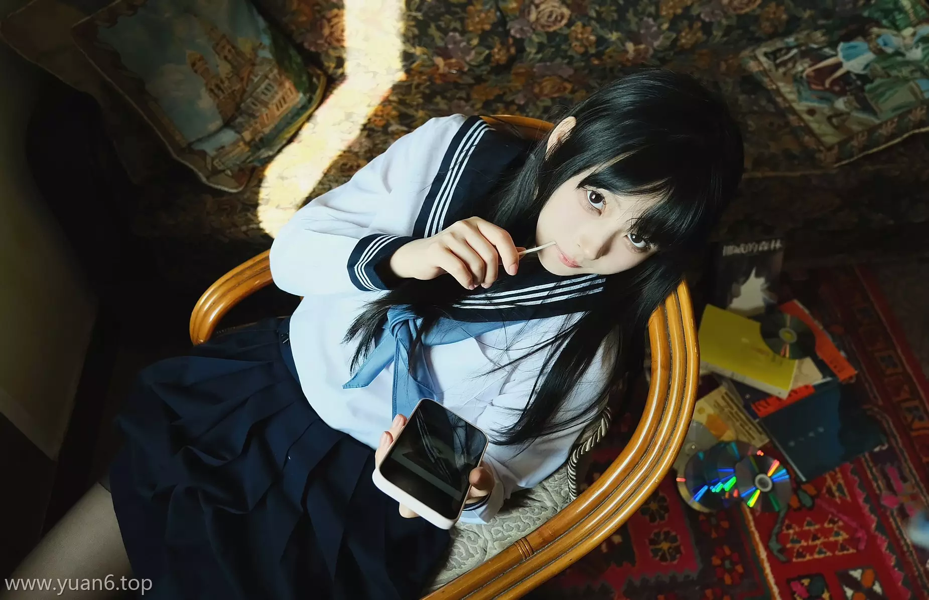 美图欣赏丨Coser白莉爱吃巧克力全部图片集之闺房JK[20P-150M]
