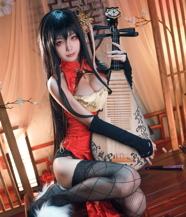 水淼aqua 《大凤旗袍》:大气与性感的完美融合插图4 水淼aqua 《大凤旗袍》:大气与性感的完美融合