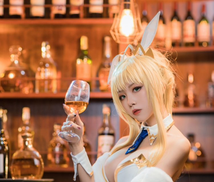 水淼aqua《白枪呆》：让你目不转睛的可爱酒吧兔女郎