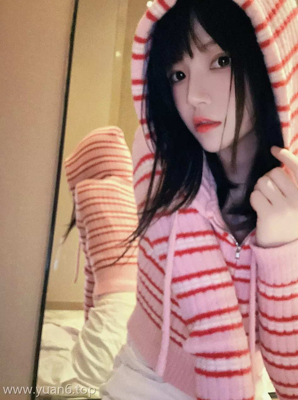 美图欣赏丨Coser桜桃喵-条纹毛衣[22P-98.5M]