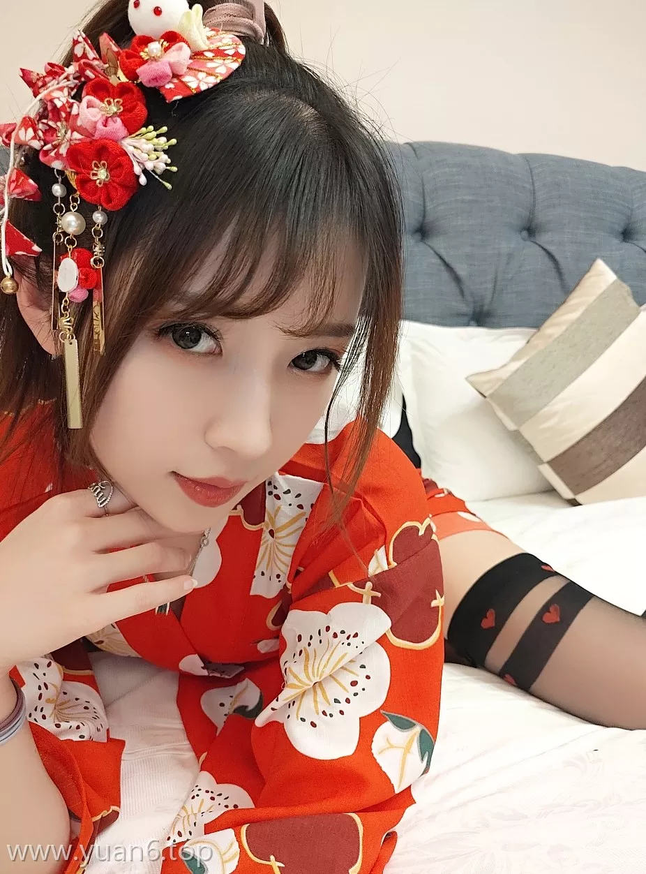 美图欣赏丨Coser小巫女露娜-和服桃心黑色长筒袜[44P-179MB]
