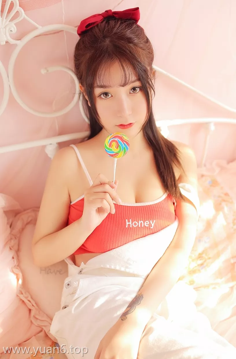 美图欣赏丨Coser猫九酱Sakura-红色吊带[18P-118MB]