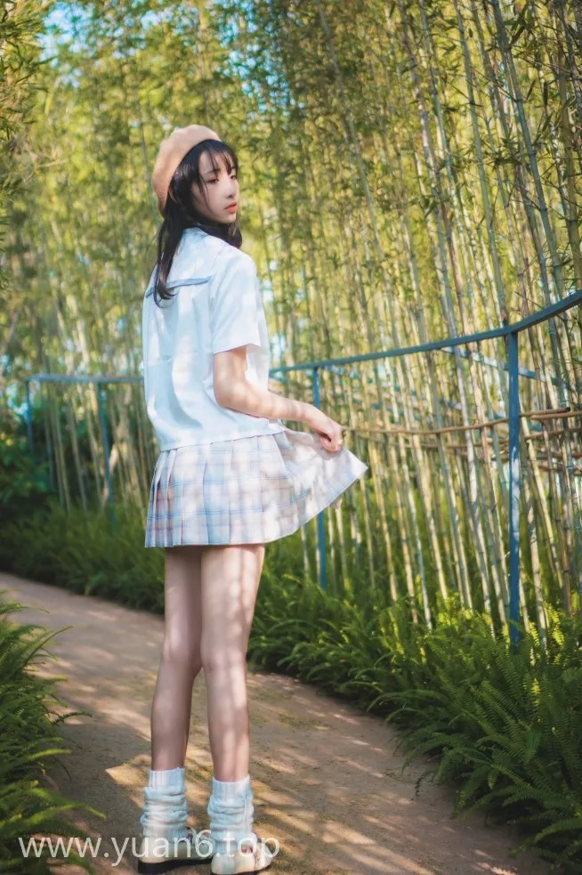 美图欣赏丨Coser西呱呀呀呀(西瓜少女)-白云森林短袖[39P-408MB]