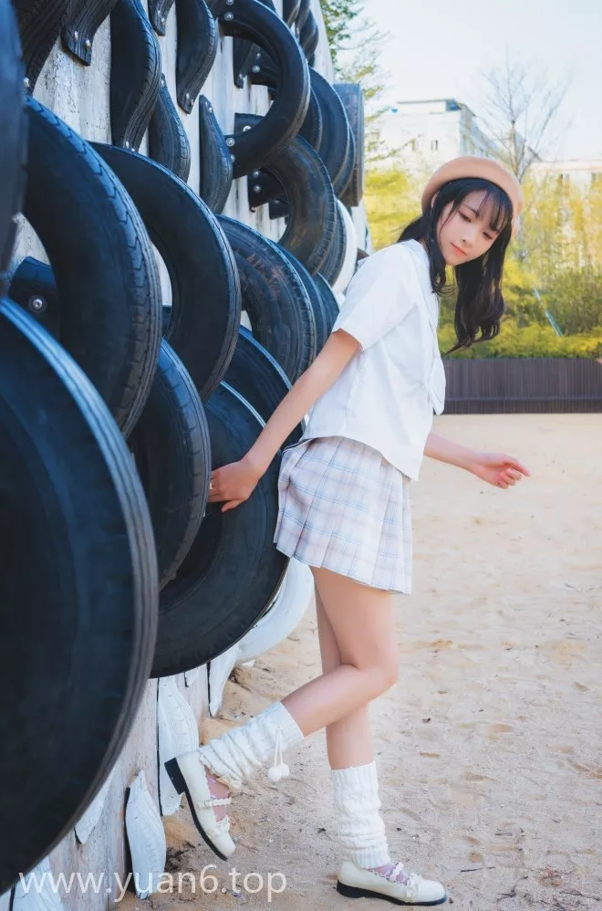 美图欣赏丨Coser西呱呀呀呀(西瓜少女)-白云森林短袖[39P-408MB]