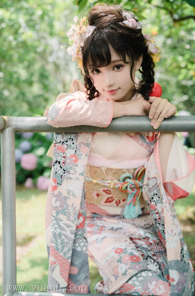 美图欣赏丨Coser花柒Hana摄影作品集:绣球花和服赏析