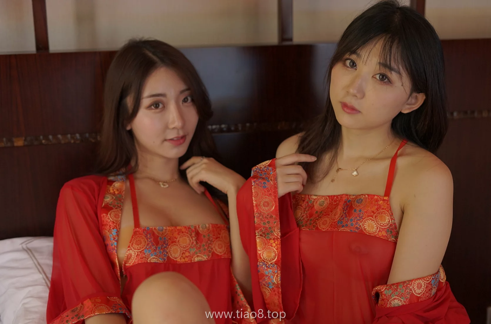 美图欣赏丨Coser黑川 &#038;浅野菌子:NO.81-海岛之旅真爱版-红色肚兜[34P-161.8M]