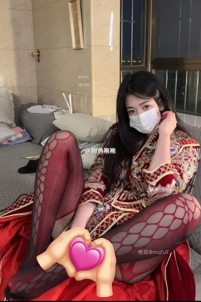 粉色袍袍（欧袍yy） 微密圈私人定制写真视频合集[20套]