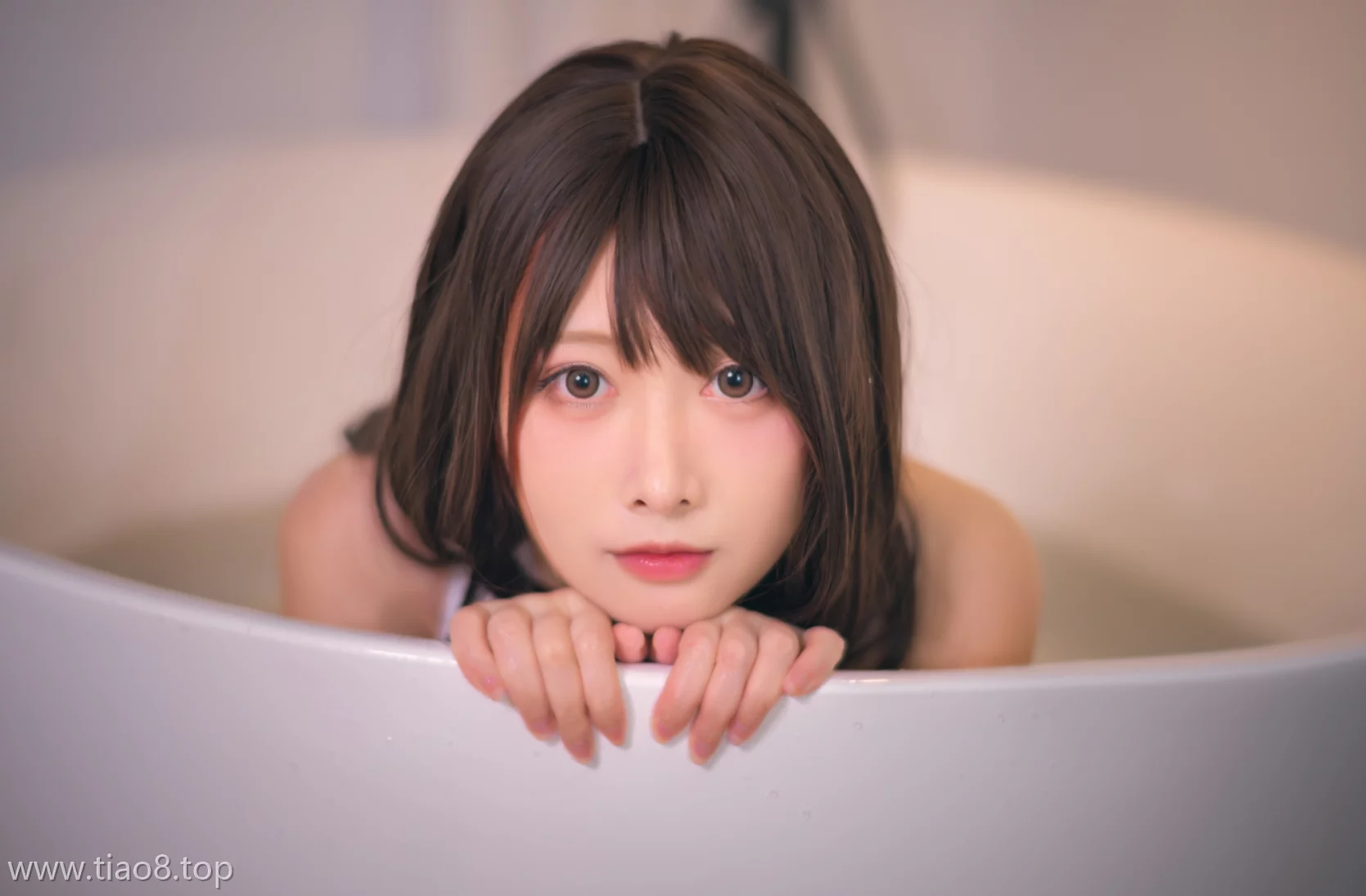 纯净与力量的碰撞:Coser念念_D[白色竞泳]20P超清图片集一览