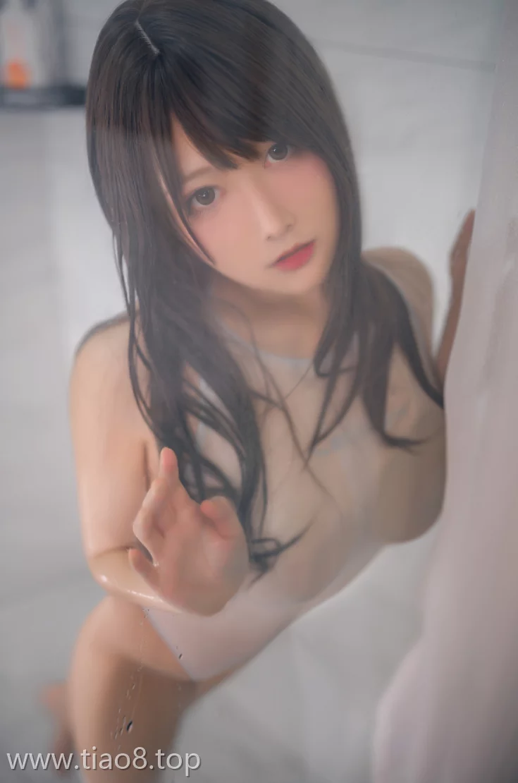 纯净与力量的碰撞:Coser念念_D[白色竞泳]20P超清图片集一览