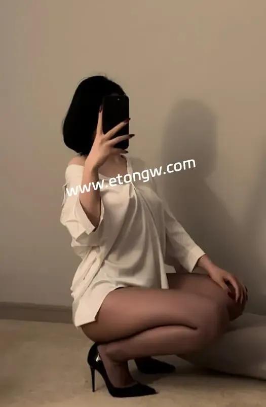 保守的妻子微密圈热门写真图片视频合集，曲线的完美展现