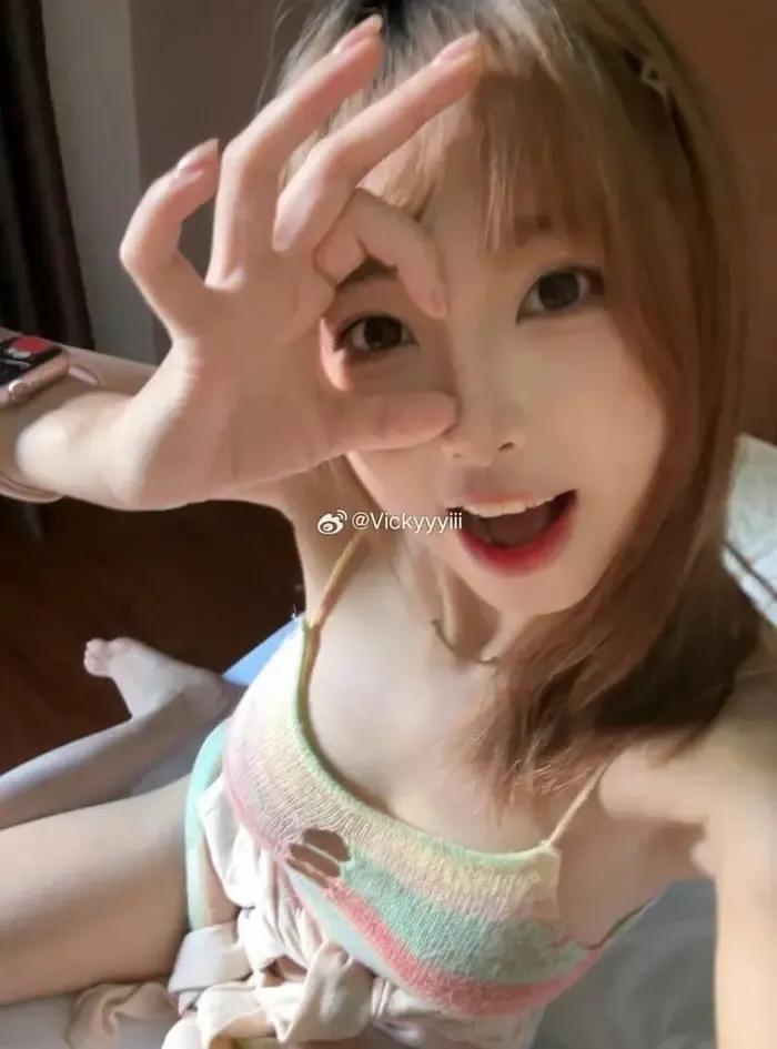 抖音Vickyyyii（VC）全部极致反差写真图片以及视频作品合集