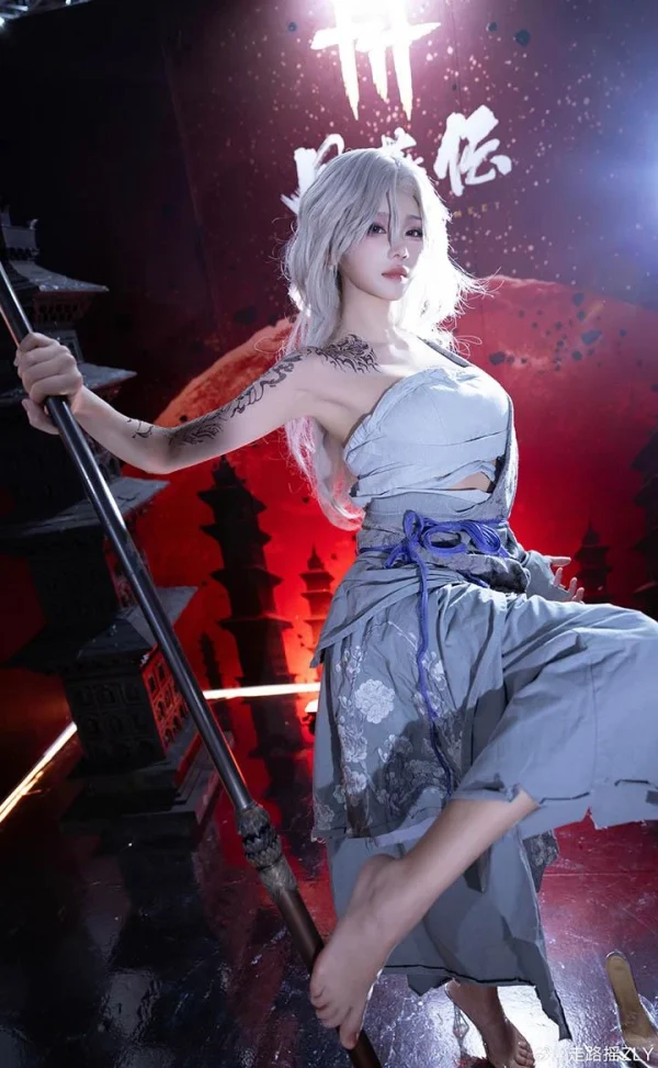 走路摇ZLY千夜COS:顶级还原力!燕云十六声压迫感溢出屏幕