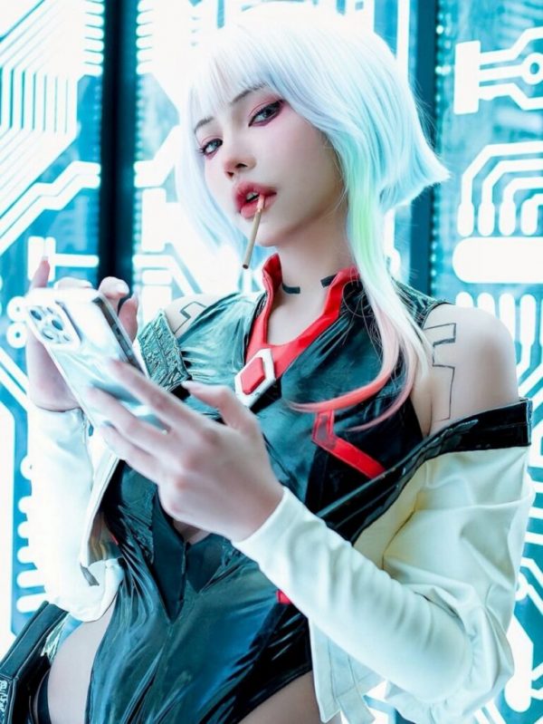 霓虹城下的灵魂诠释：Nokia完美cos赛博朋克露西的冷艳孤傲