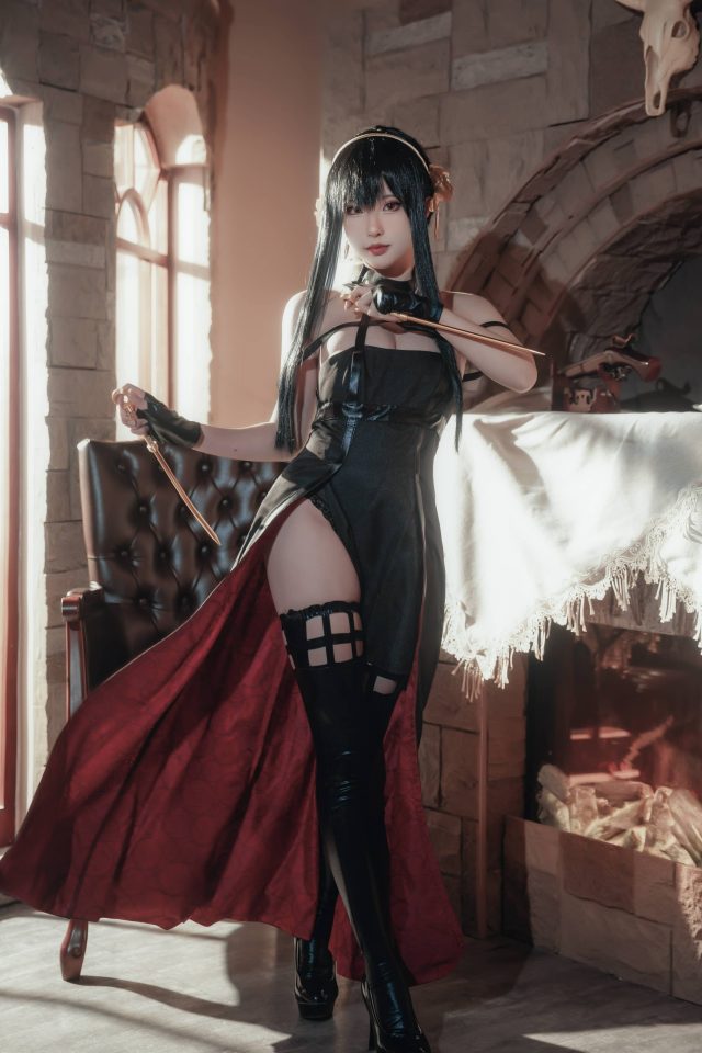 黑色礼服下的温柔锋芒:清水由乃演绎约尔COS的另一种可能 黑色礼服下的温柔锋芒:清水由乃演绎约尔COS的另一种可能