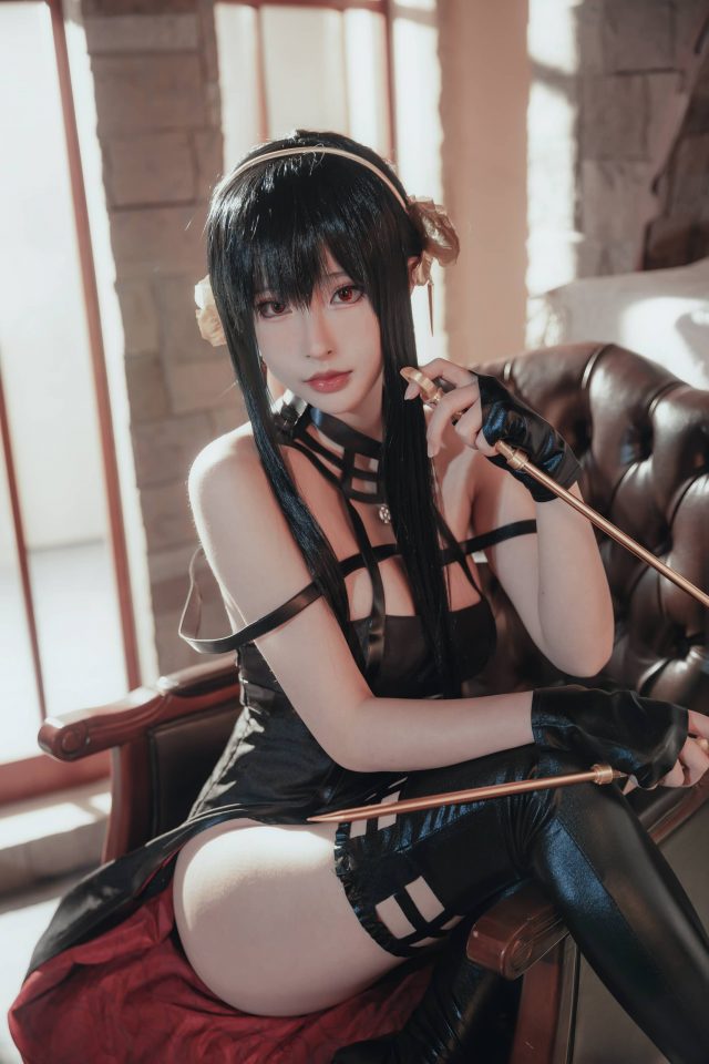 黑色礼服下的温柔锋芒:清水由乃演绎约尔COS的另一种可能 黑色礼服下的温柔锋芒:清水由乃演绎约尔COS的另一种可能