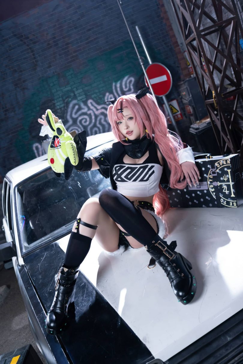 街头霓虹下的失衡美感：清水由乃COS与绝区零妮可的迷人瞬间
