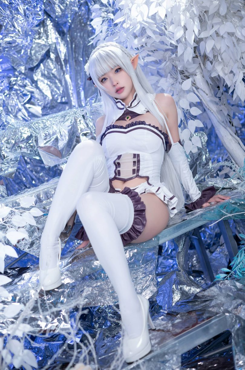 去现实化的温柔：清水由乃艾米莉亚cos作品的气质保留与重构