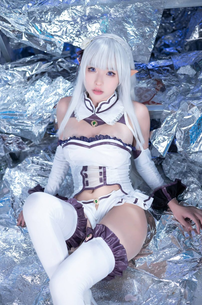 去现实化的温柔：清水由乃艾米莉亚cos作品的气质保留与重构