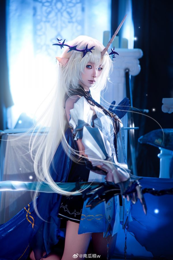蠢沫沫鸣潮COS：完美演绎卡提希娅的冷色神性与战斗气场