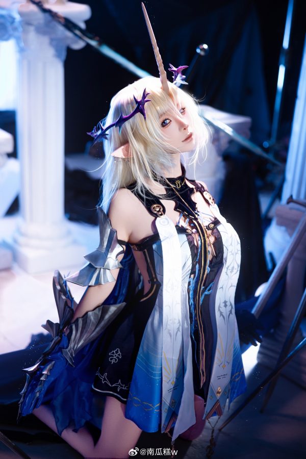蠢沫沫鸣潮COS：完美演绎卡提希娅的冷色神性与战斗气场