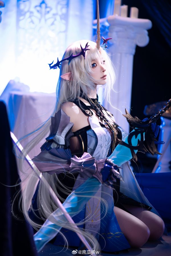 蠢沫沫鸣潮COS：完美演绎卡提希娅的冷色神性与战斗气场
