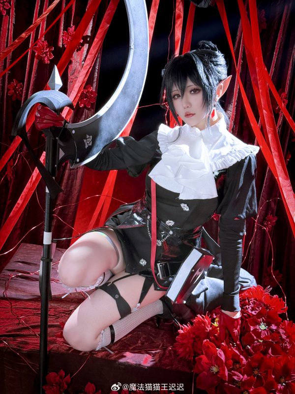 明日方舟红与黑的低语：星之迟迟COS隐德来希的优雅压迫感