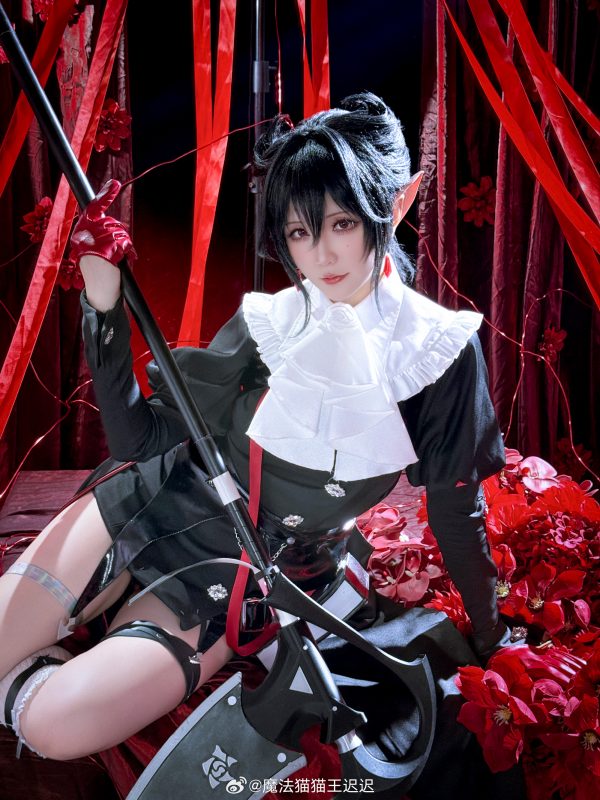 明日方舟红与黑的低语：星之迟迟COS隐德来希的优雅压迫感