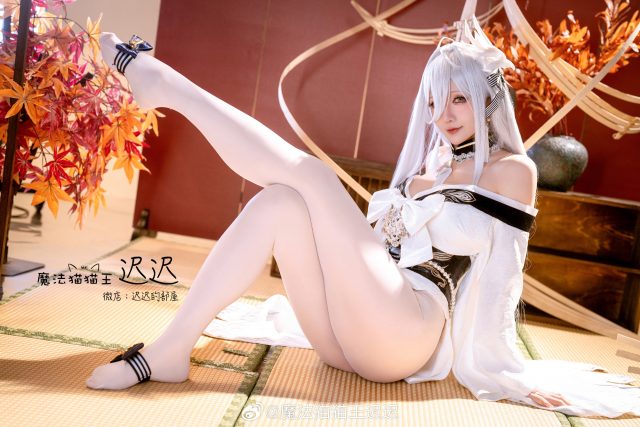 优雅慵懒与威仪并行：星之迟迟白凤COS演绎舰娘静谧压迫感