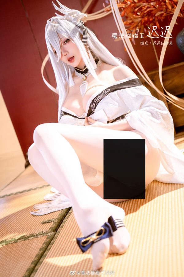 优雅慵懒与威仪并行：星之迟迟白凤COS演绎舰娘静谧压迫感