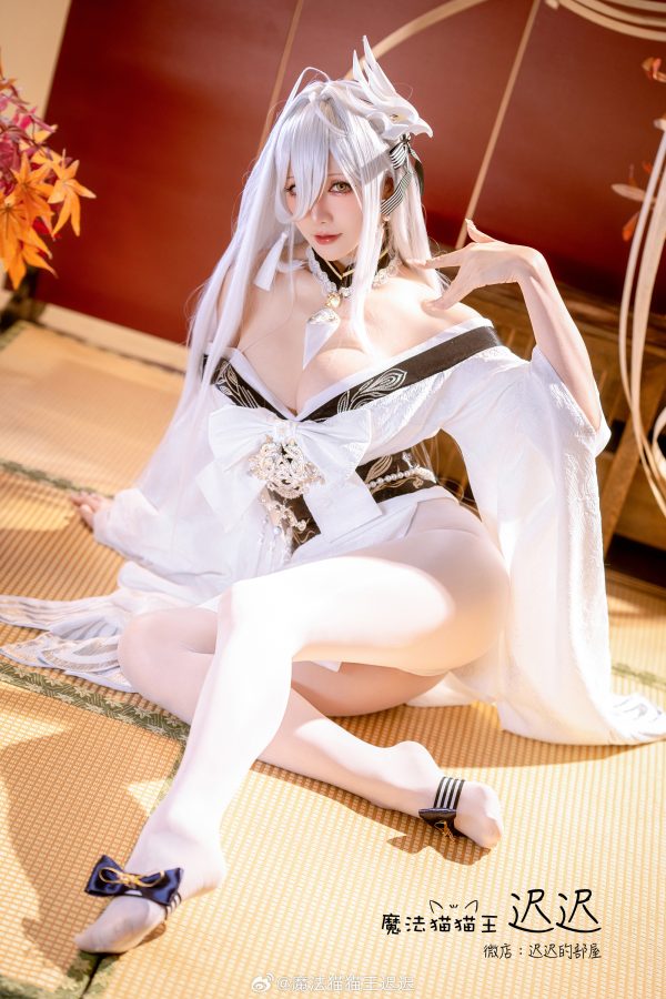 优雅慵懒与威仪并行：星之迟迟白凤COS演绎舰娘静谧压迫感