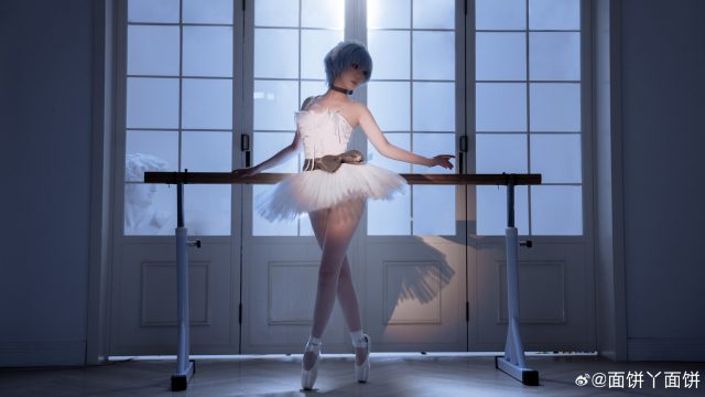 当福音战士走进芭蕾教室：面饼仙儿绫波丽COS诠释冷感舞者