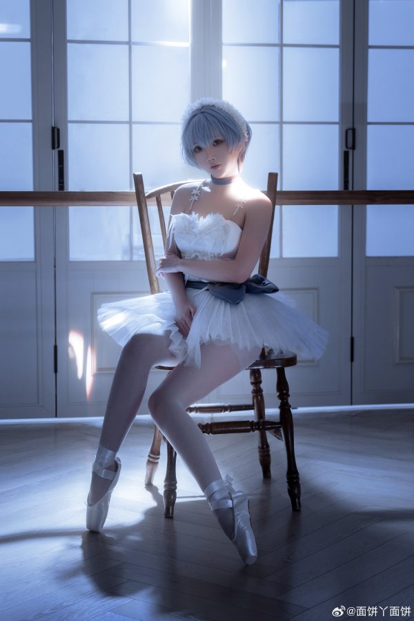 当福音战士走进芭蕾教室：面饼仙儿绫波丽COS诠释冷感舞者