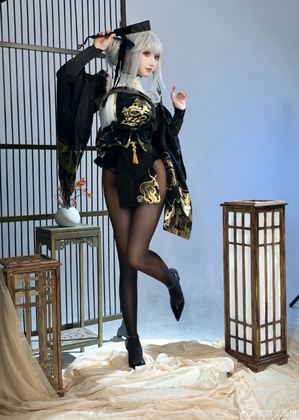 面饼仙儿布兰儿COS赏析：胜利女神妮姬冷艳压强下的黑金锋芒