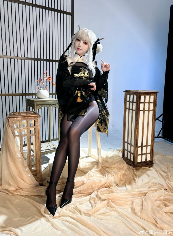 面饼仙儿布兰儿COS赏析：胜利女神妮姬冷艳压强下的黑金锋芒