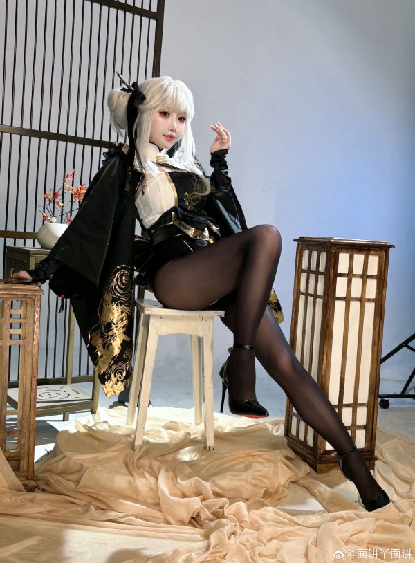 面饼仙儿布兰儿COS赏析：胜利女神妮姬冷艳压强下的黑金锋芒