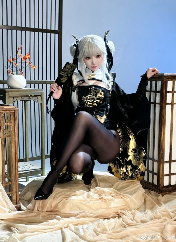 面饼仙儿布兰儿COS赏析：胜利女神妮姬冷艳压强下的黑金锋芒