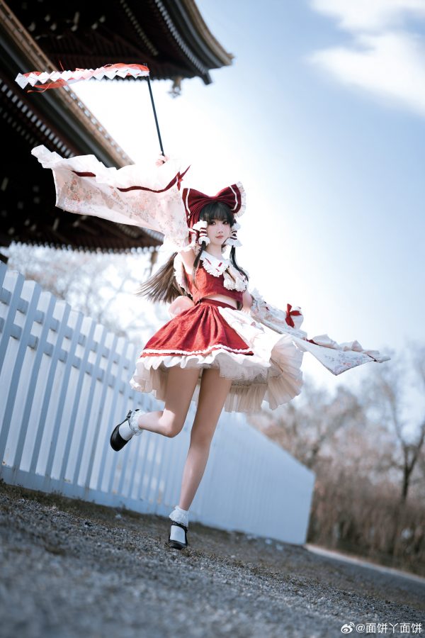 面饼仙儿博丽灵梦COS赏析：东方Project巫女礼装的优雅与力量