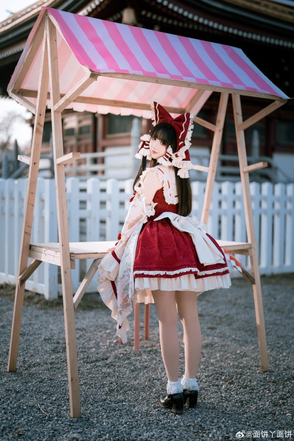 面饼仙儿博丽灵梦COS赏析：东方Project巫女礼装的优雅与力量