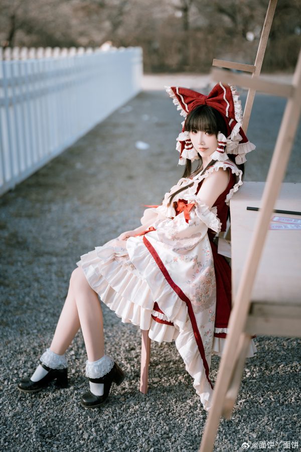 面饼仙儿博丽灵梦COS赏析：东方Project巫女礼装的优雅与力量