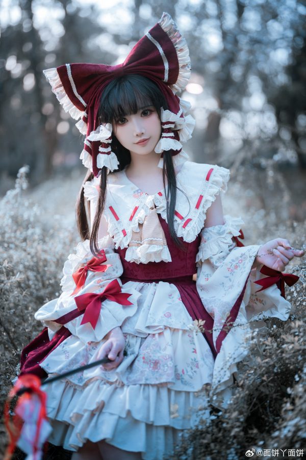 面饼仙儿博丽灵梦COS赏析：东方Project巫女礼装的优雅与力量