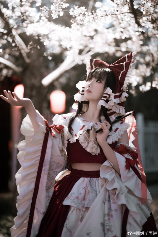 面饼仙儿博丽灵梦COS赏析：东方Project巫女礼装的优雅与力量