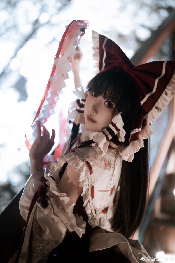 面饼仙儿博丽灵梦COS赏析：东方Project巫女礼装的优雅与力量