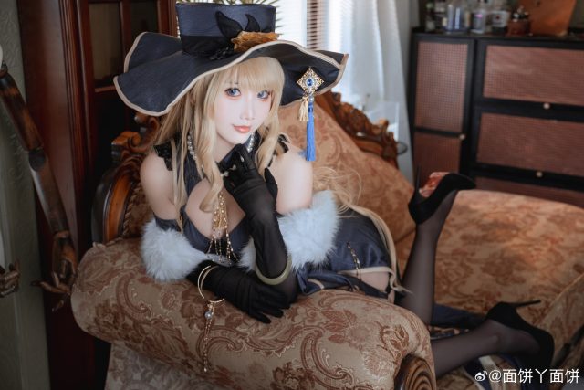 面饼仙儿娜维娅COS:完美演绎《原神》枫丹贵族的自信与从容 面饼仙儿娜维娅COS:完美演绎《原神》枫丹贵族的自信与从容