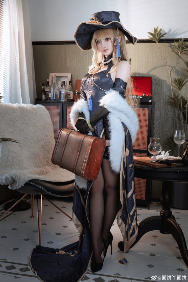 面饼仙儿娜维娅COS:完美演绎《原神》枫丹贵族的自信与从容 面饼仙儿娜维娅COS:完美演绎《原神》枫丹贵族的自信与从容