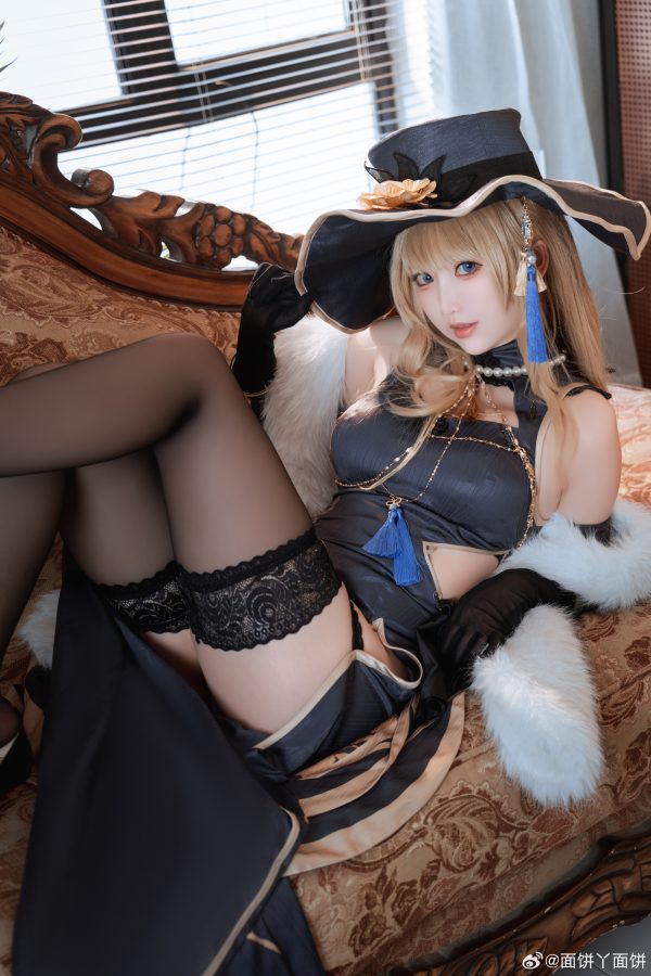 面饼仙儿娜维娅COS:完美演绎《原神》枫丹贵族的自信与从容 面饼仙儿娜维娅COS:完美演绎《原神》枫丹贵族的自信与从容