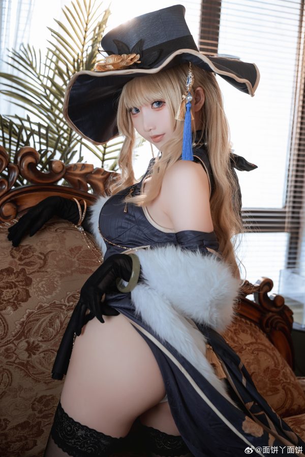 面饼仙儿娜维娅COS:完美演绎《原神》枫丹贵族的自信与从容 面饼仙儿娜维娅COS:完美演绎《原神》枫丹贵族的自信与从容